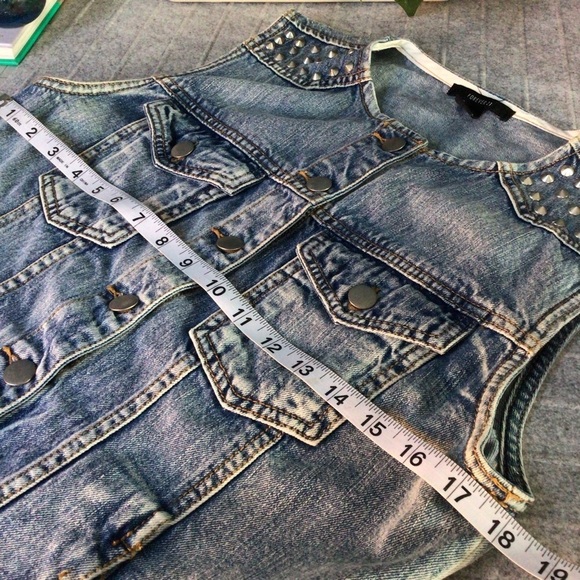 Forever 21 Denim Studded Sleeveless Women Washed Punk Vest Size Medium - Picture 4 of 8